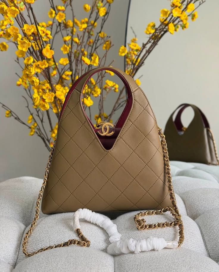 جنطه شانيل بني سمول لوقو ذهبي