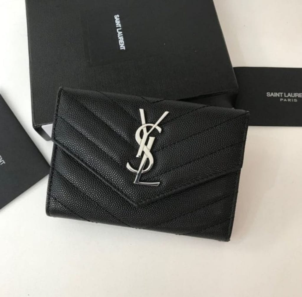 محفظة سان لوران بشعار فضي