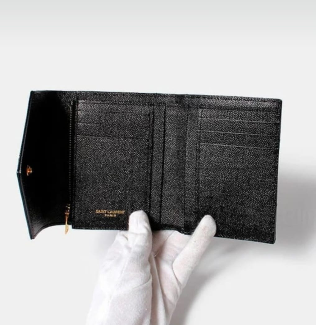 محفظة سان لوران بشعار ذهبي