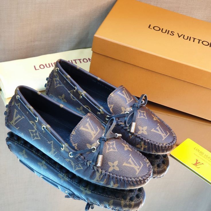 حذاء LV
