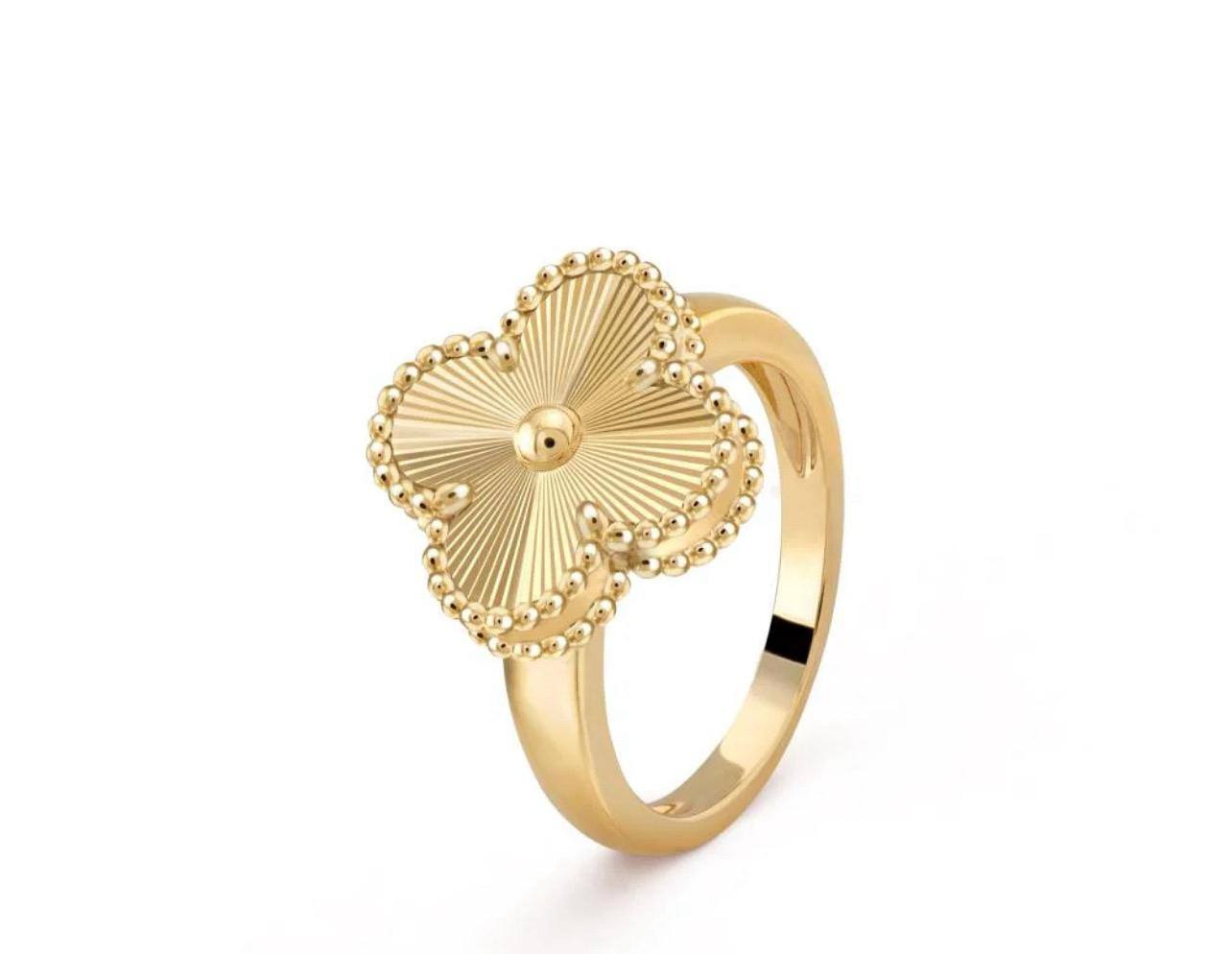 Van Cleef Alhambra خاتم ذهبي منقوش