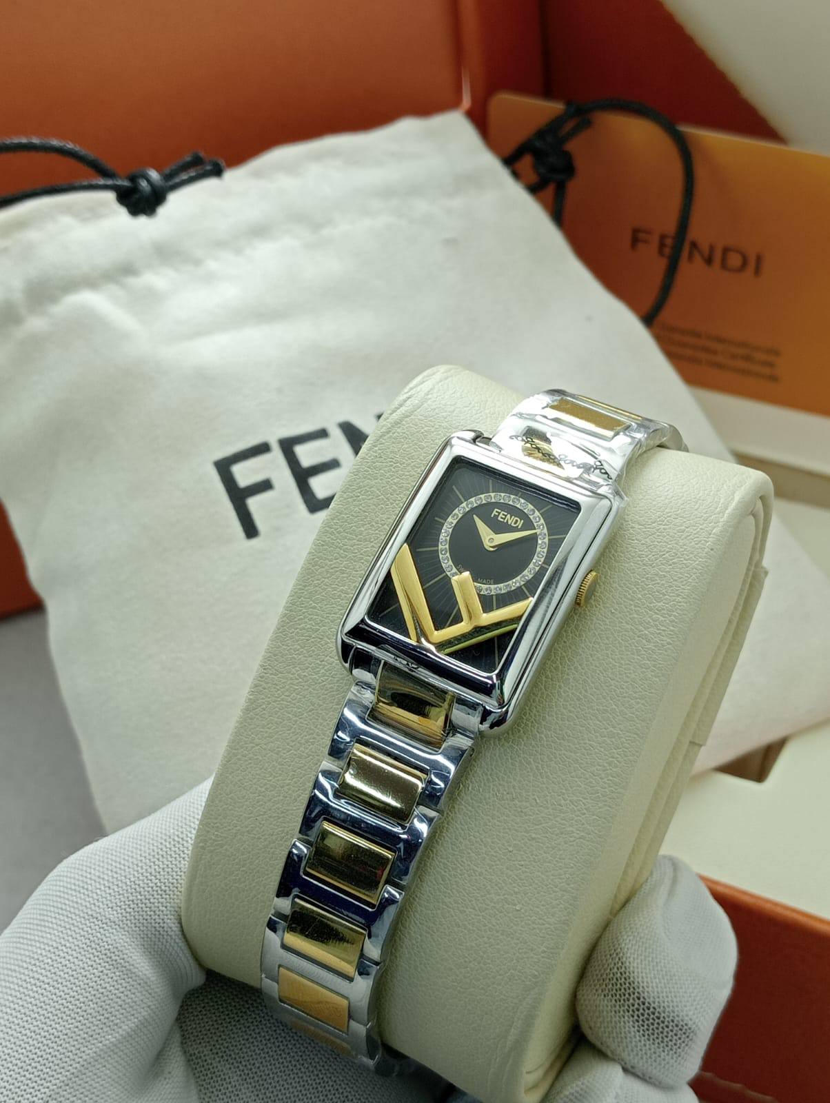 ساعة Fendi