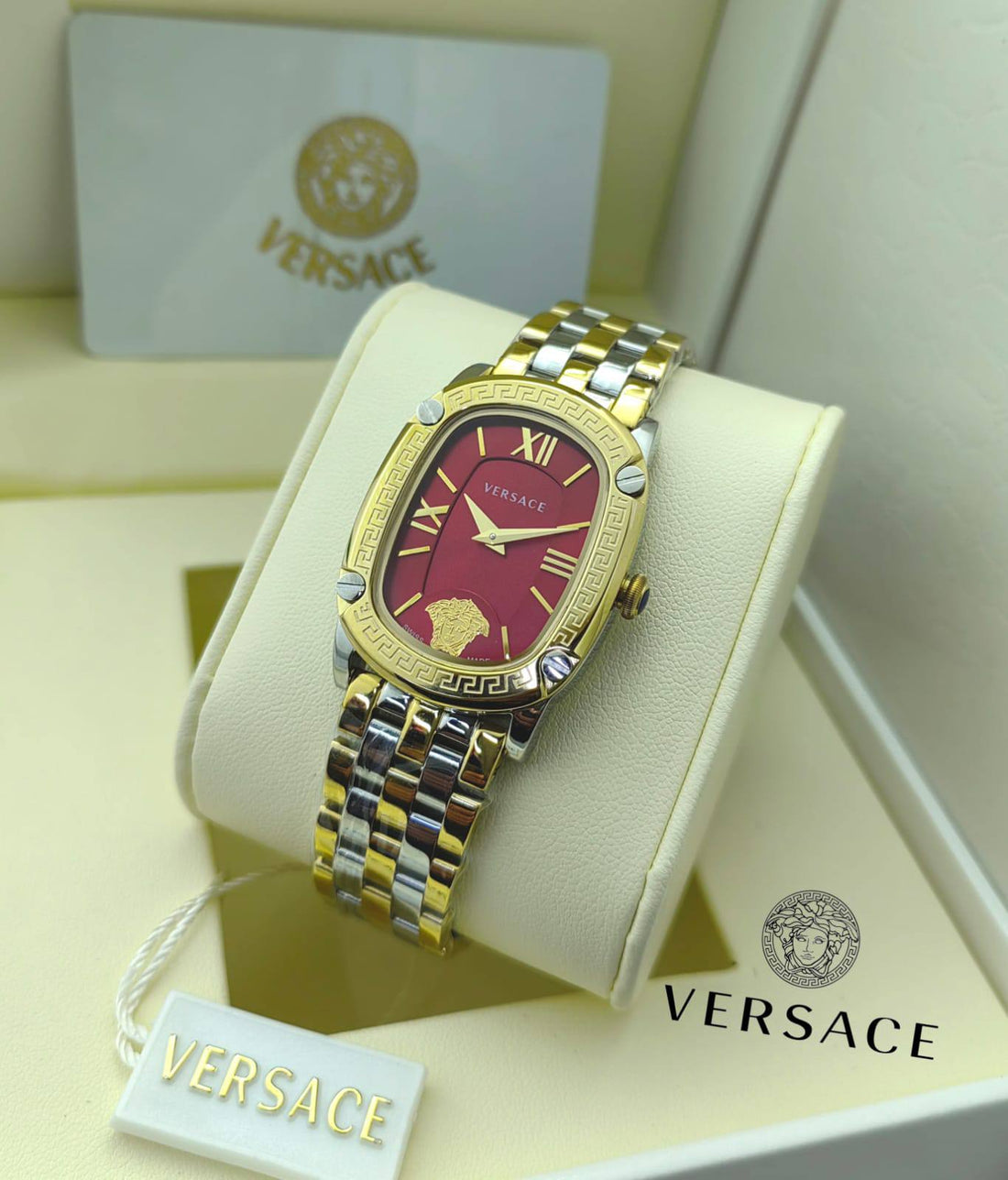 ساعة Versace