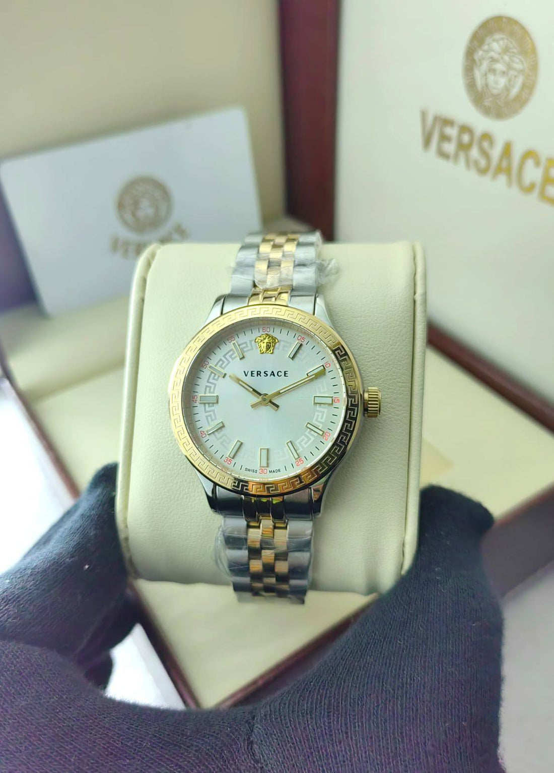 ساعة Versace
