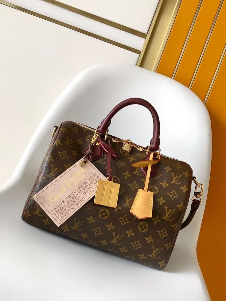 louis vuitton أطراف عنابي