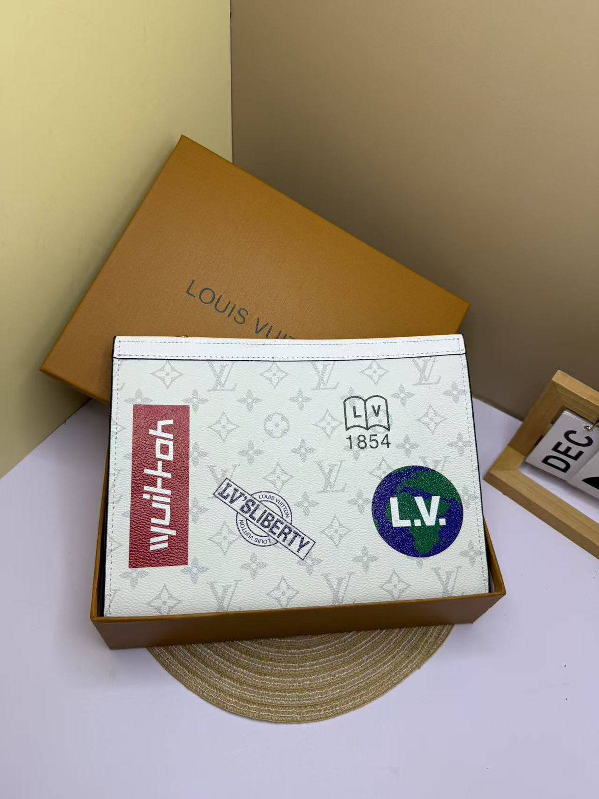 كلاتش لوي فيتون - مونوغرام أبيض LV Liberty
