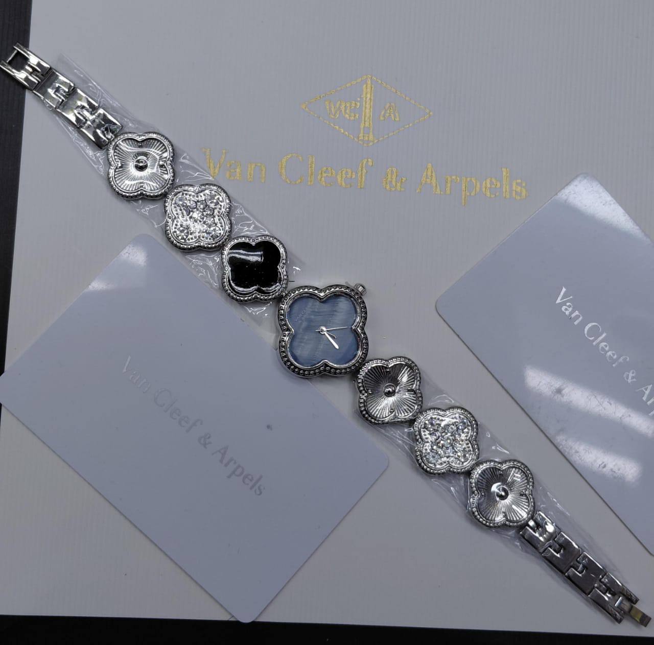 ساعة Van Cleef Alhambra فضية - وجه أزرق زهرة سوداء