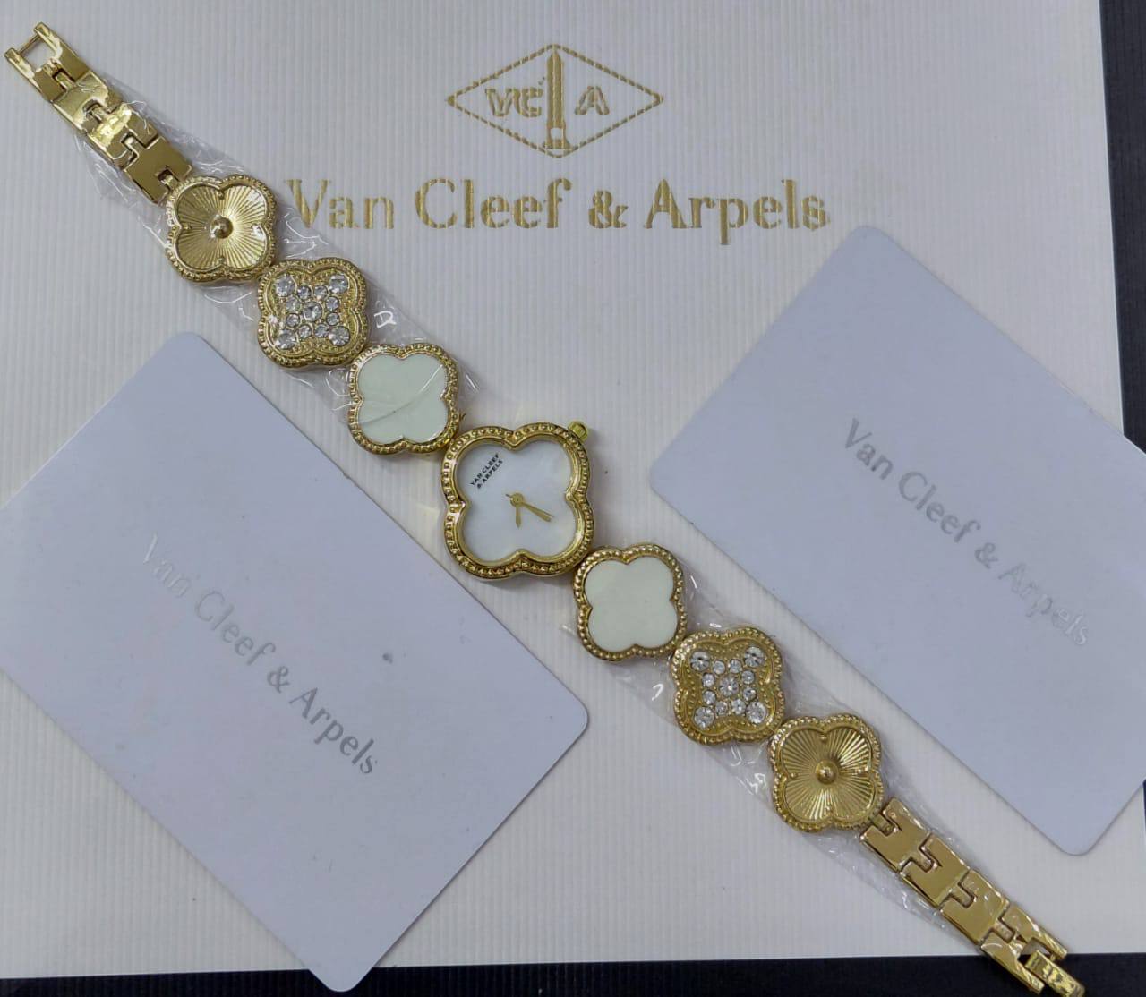 ساعة Van Cleef Alhambra ذهبية - وجه أبيض صدف