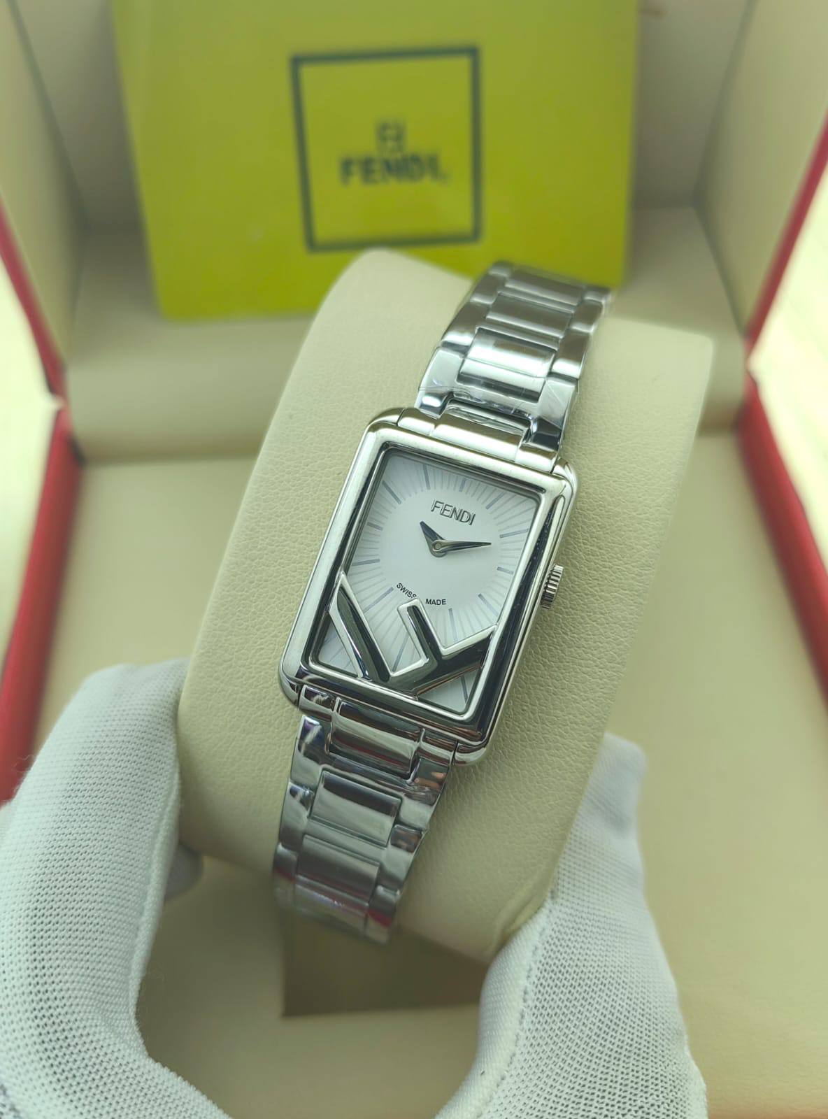 ساعة Fendi