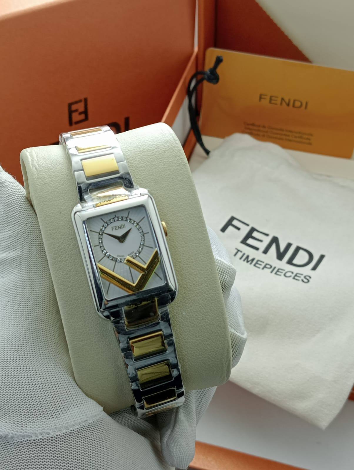 ساعة Fendi