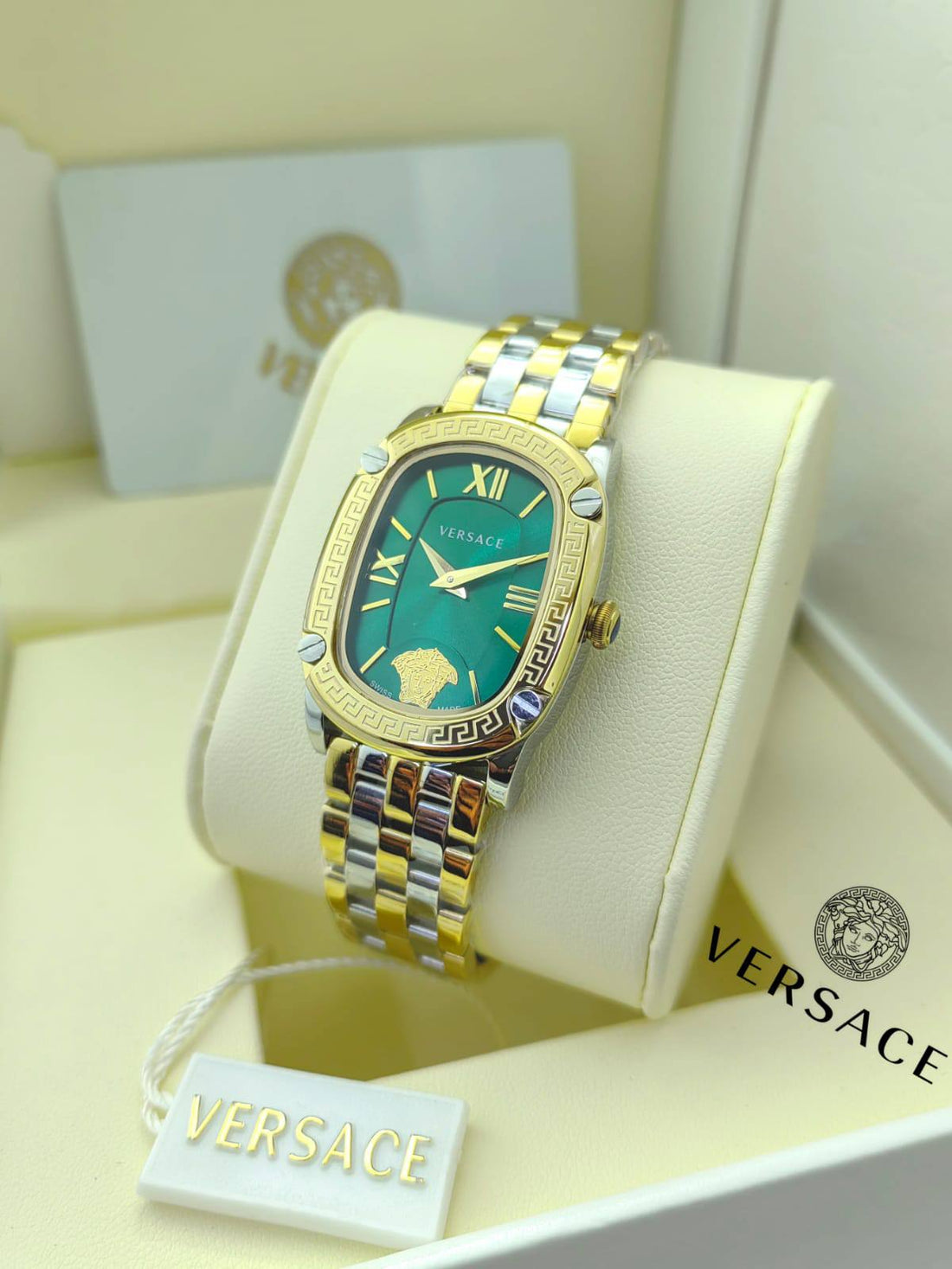 ساعة Versace
