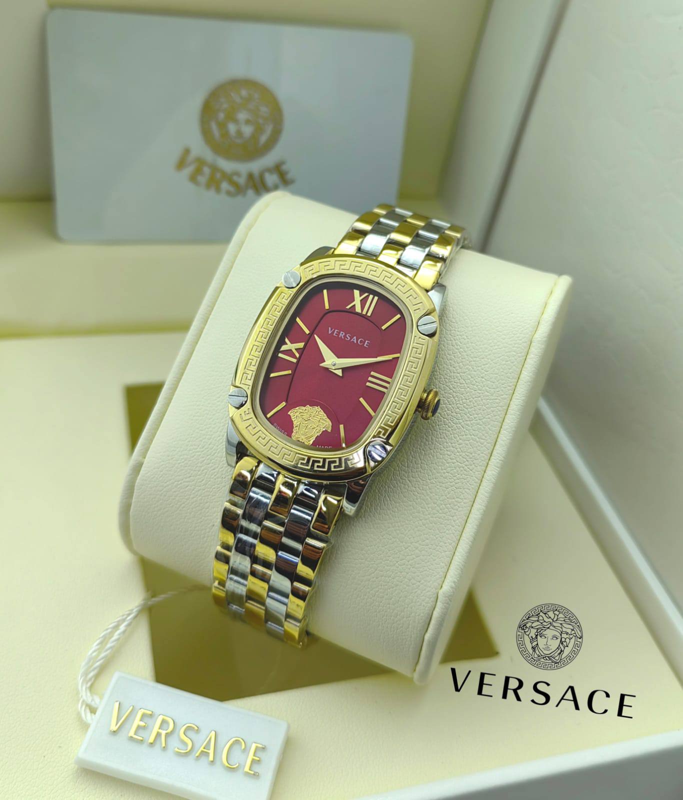 ساعة Versace