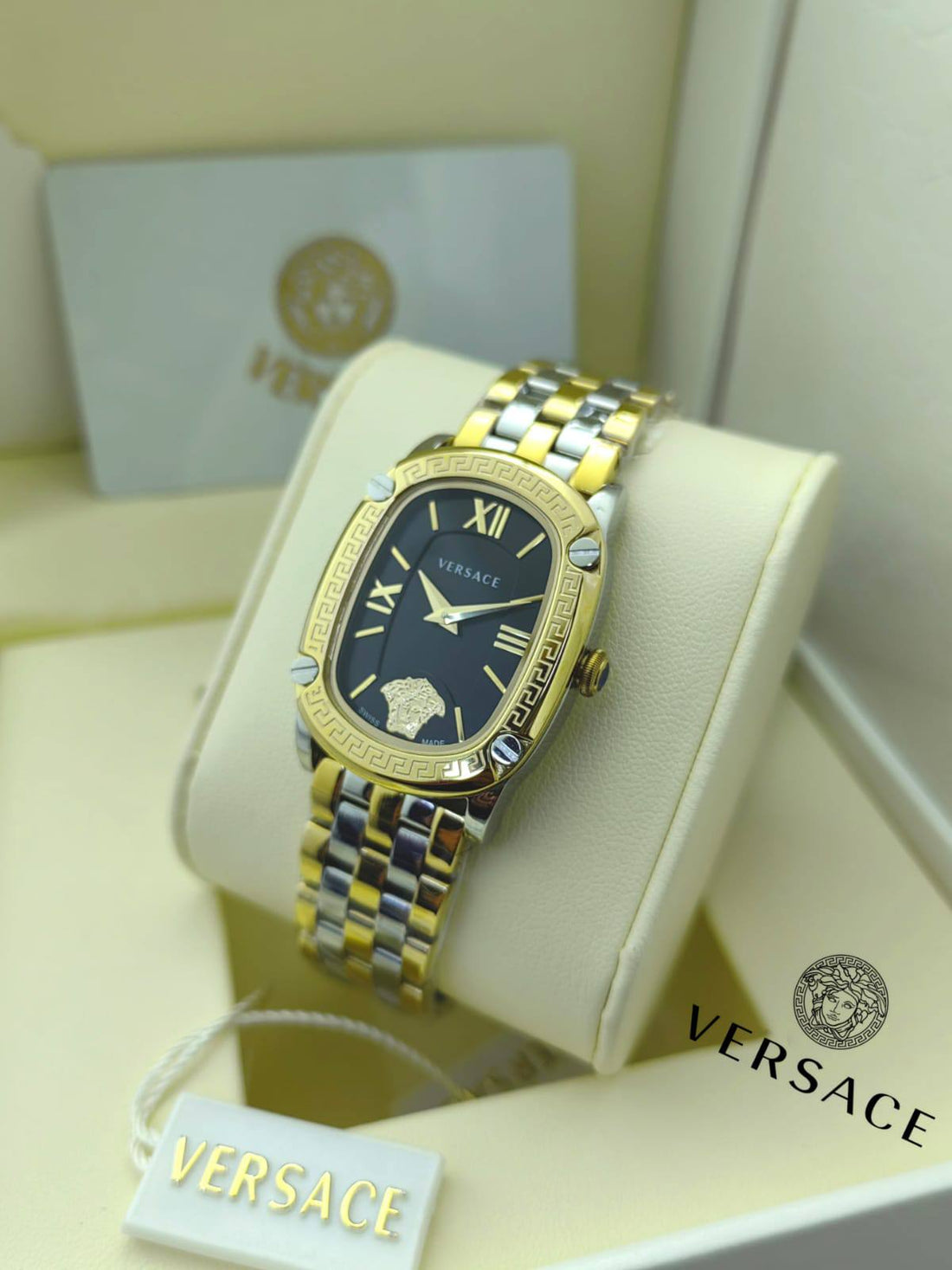 ساعة Versace