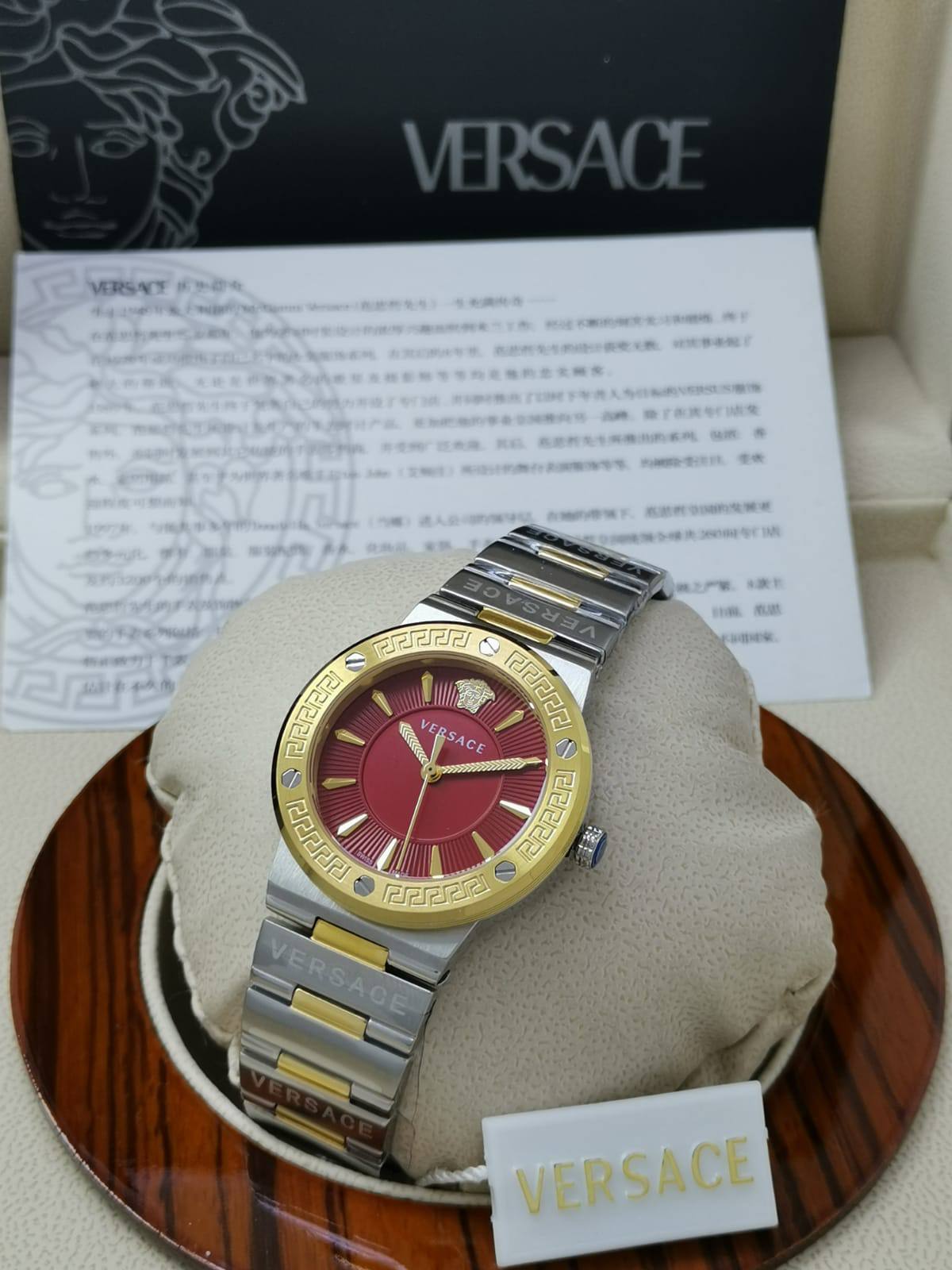 ساعة Versace