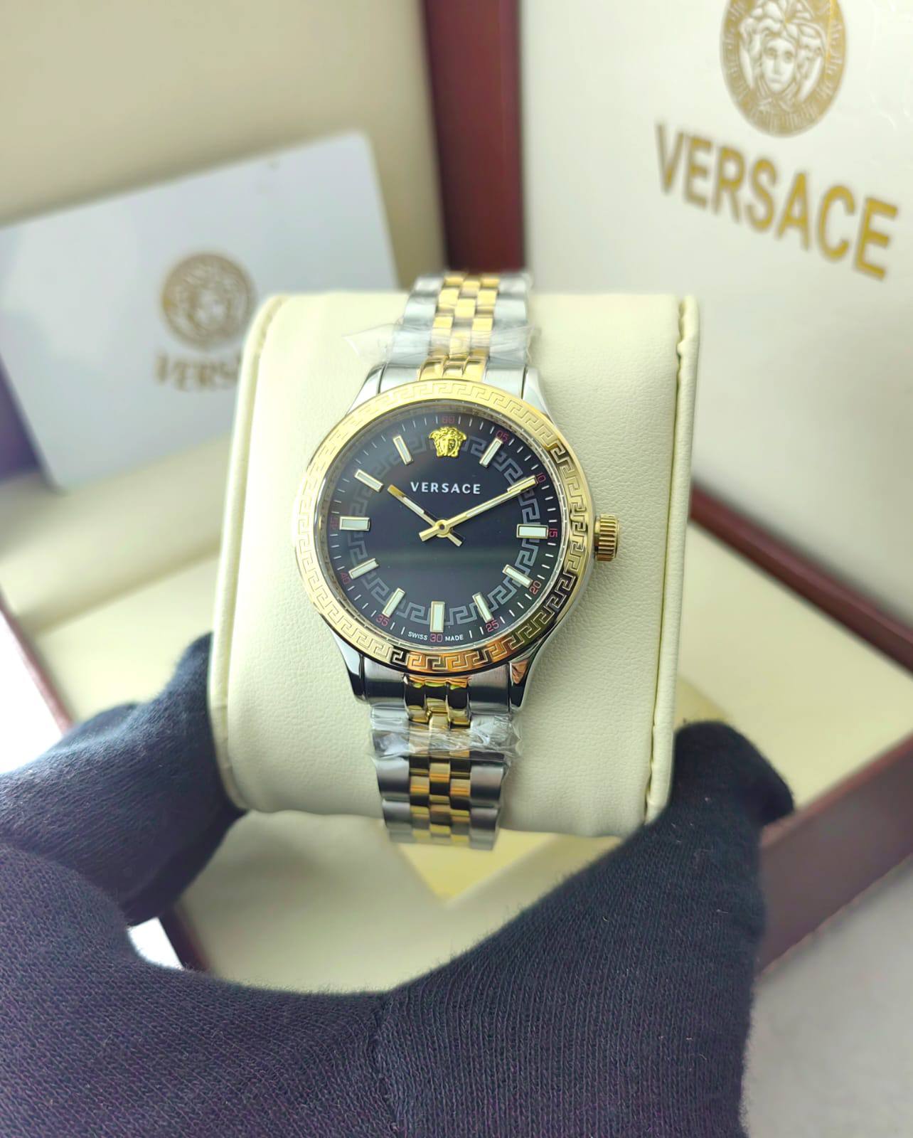 ساعة Versace