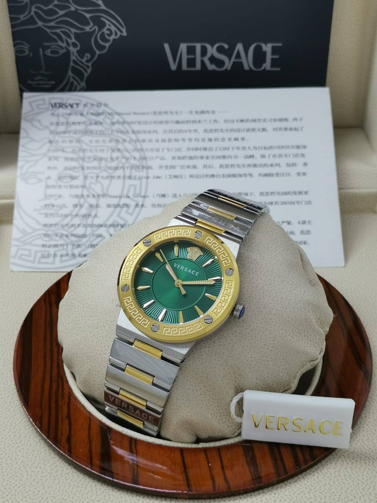 ساعة Versace